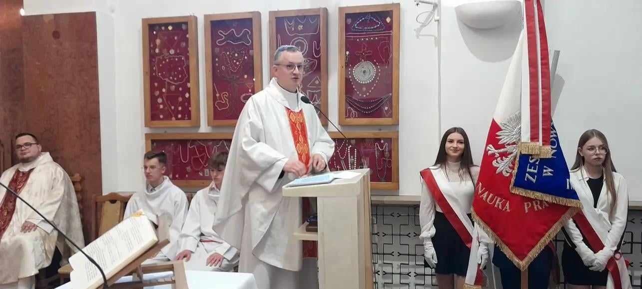 Zdjęcie Zakończenie roku 2024 - kościół (16)ae6e0d22-b0da-47ca-8b0e-9558bd72bc94.jpg w galerii Uroczystość zakończenia roku szkolnego 2023/2024